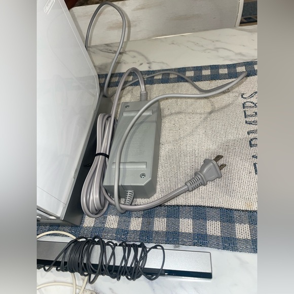Nintendo Wii console white RV-001 w hook ups,2 remotes/charger/4 games/sport kit